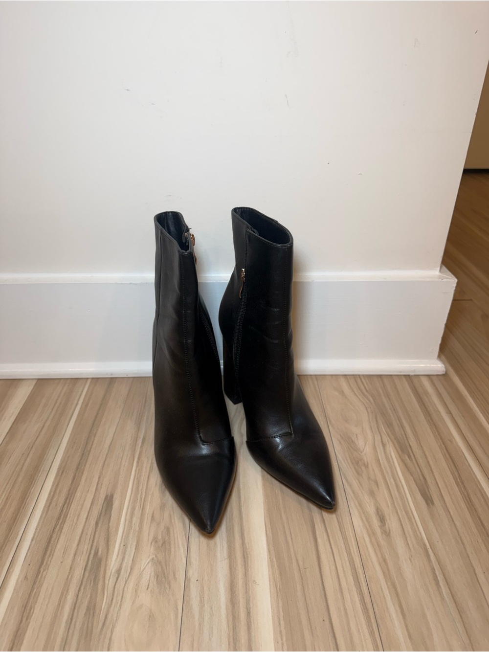 Billini Size 9 Black Pointed Toe Leather Ankle Boots